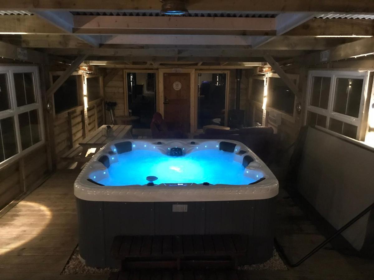Sleeps 12 Hot Tub Sauna Cinema Pets Welcome 恩尼斯基林 外观 照片