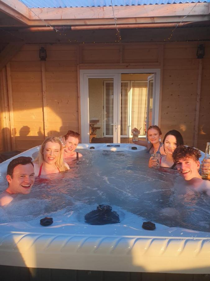 Sleeps 12 Hot Tub Sauna Cinema Pets Welcome 恩尼斯基林 外观 照片