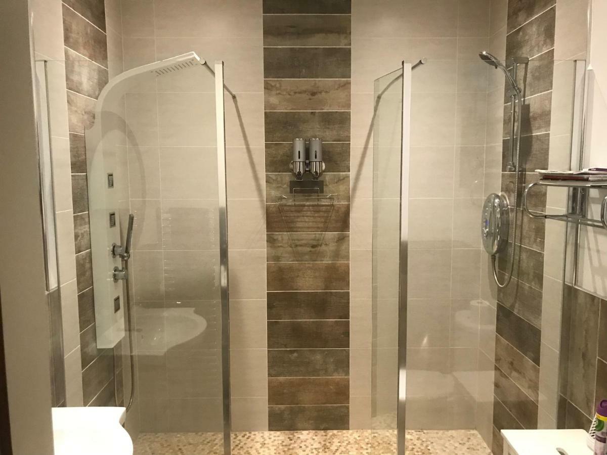 Sleeps 12 Hot Tub Sauna Cinema Pets Welcome 恩尼斯基林 外观 照片